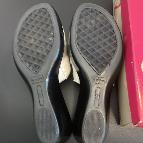 A2 wedge sandal with silver buckle on white linen sz 8 by Aerosoles. - Picture 6 of 8